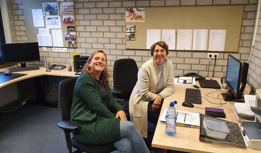 Zorgcoördinator Christa van Kooten (rechts) van het JFC, hier op de foto met collega Renske van der Veen.
