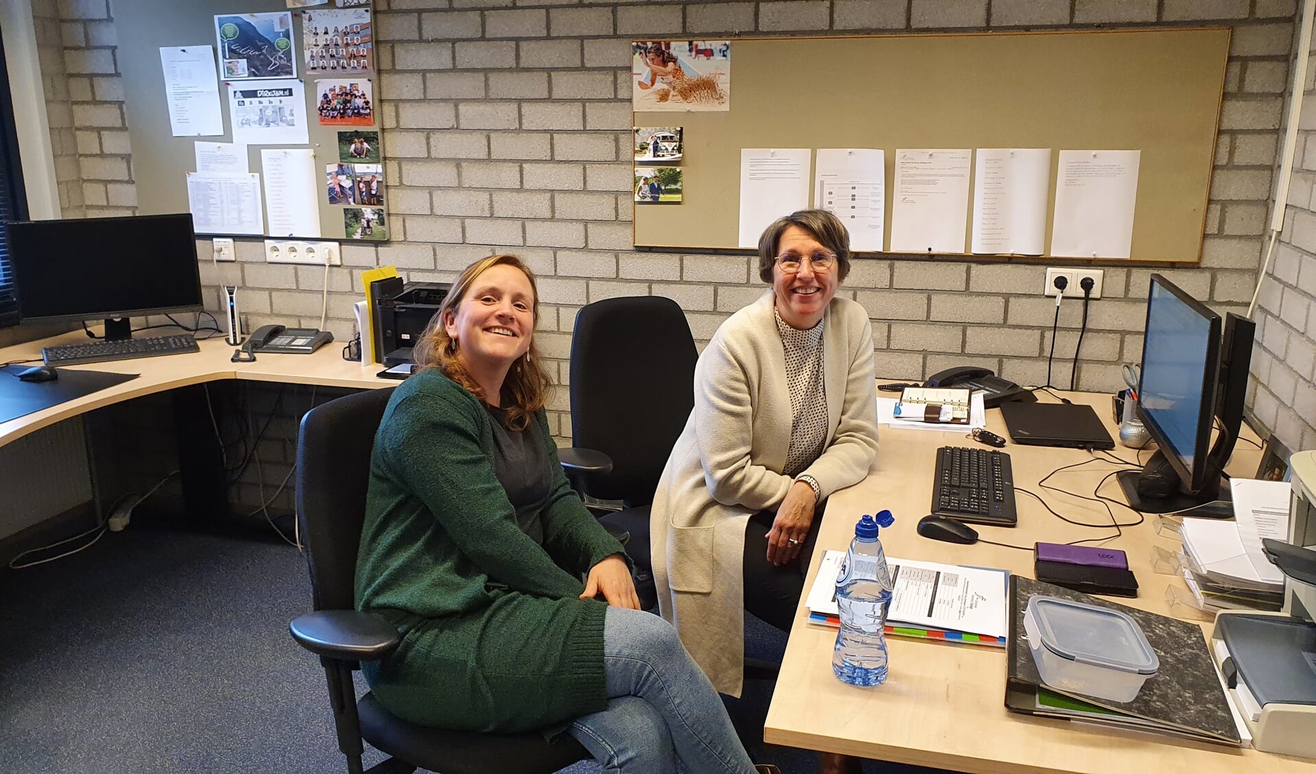 Zorgcoördinator Christa van Kooten (rechts) van het JFC, hier op de foto met collega Renske van der Veen.