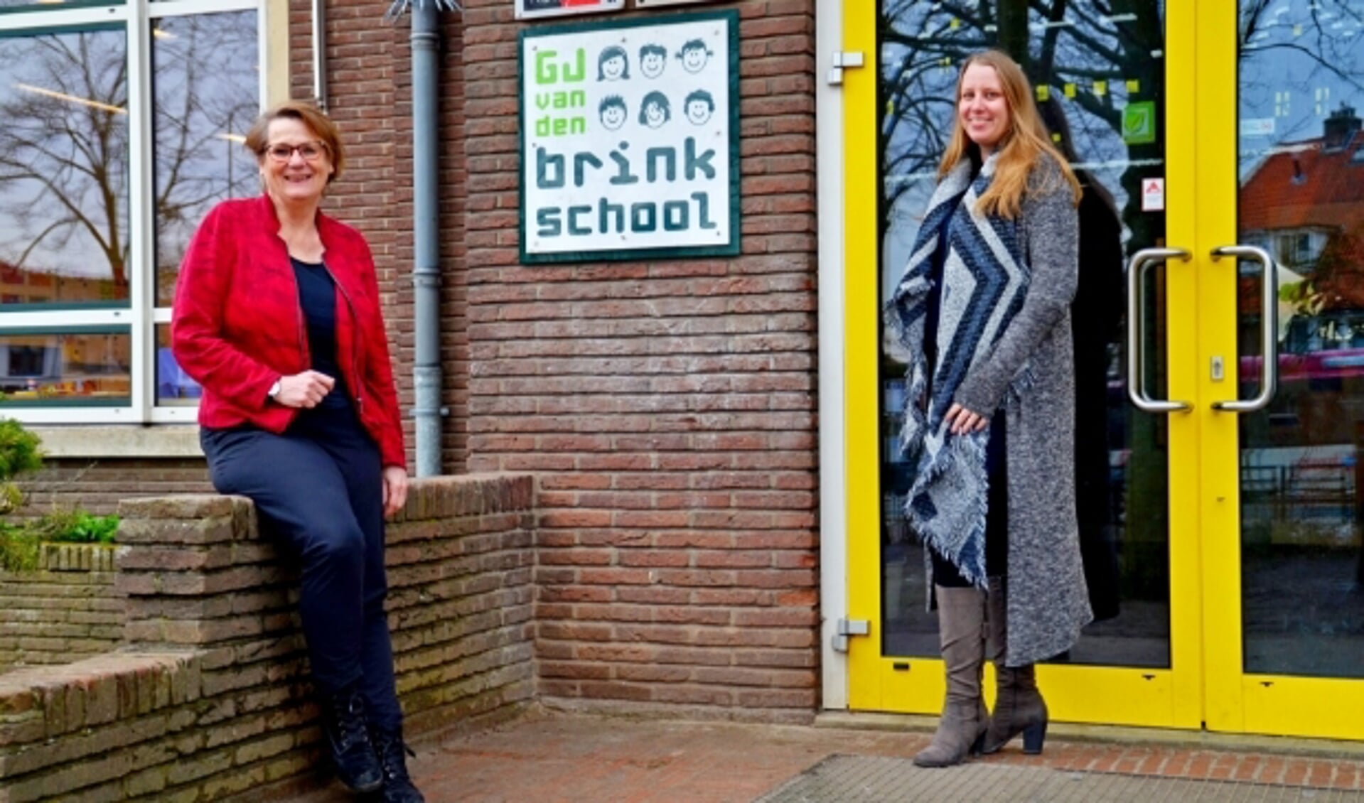 Alice Haak (links) en Mariska Stap: "Nee hoor, de naam 'kakschool' hoort niet meer bij ons. We zijn er voor iedereen!" (foto Jan Boer)
