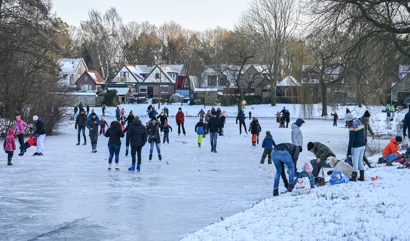 De bevroren vijvers in Overhees trokken veel schaatsliefhebbers.