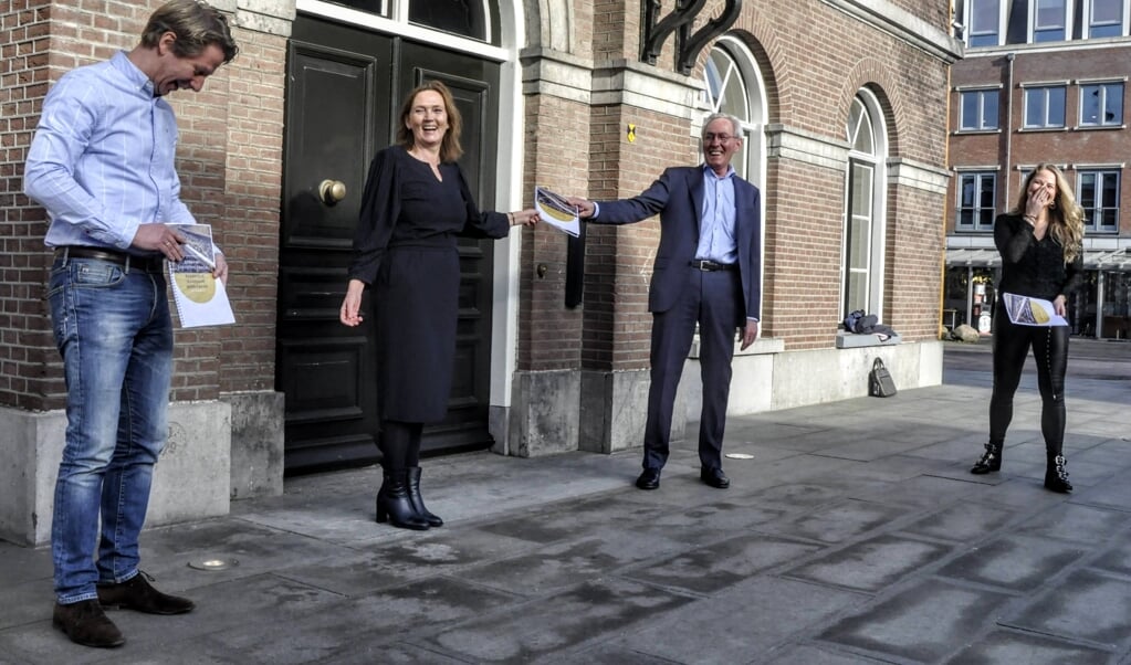 Wethouder Didi Dorrestijn en BIK-voorzitter Gijs Eikelenboom presenteerden begin dit jaar een behoefteonderzoek naar een mogelijke railterminal in Barneveld. 