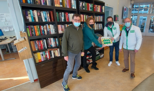 Vrijwiligers ontvangen een taart als waardering voor al hun werk.