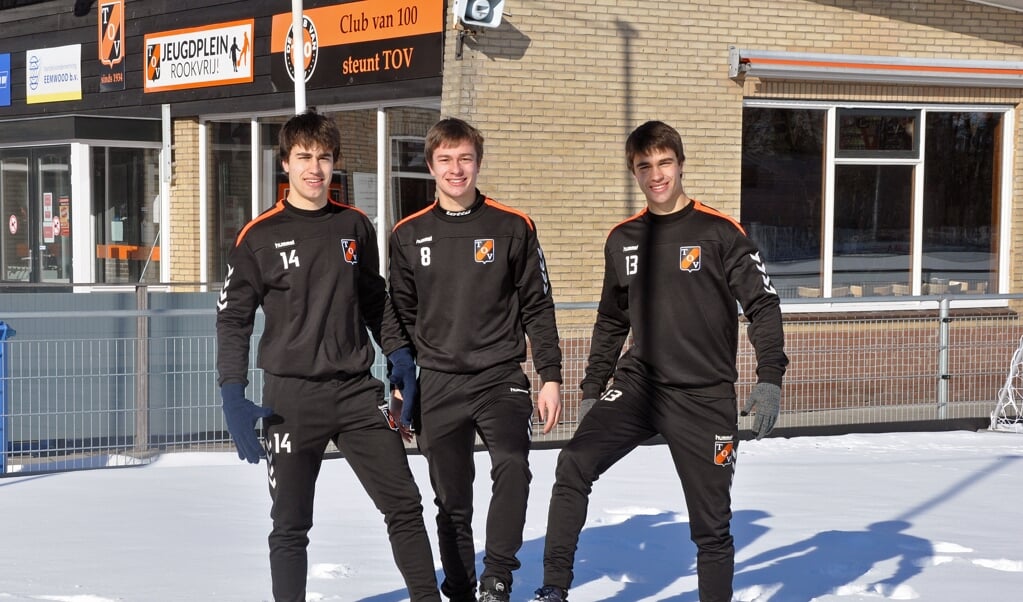 Vanaf links: Simon, Matthieu en Thomas van den Abeelen, bij TOV, de club waar ze als voetballer zijn opgegroeid en nu samen spelen in het eerste elftal.