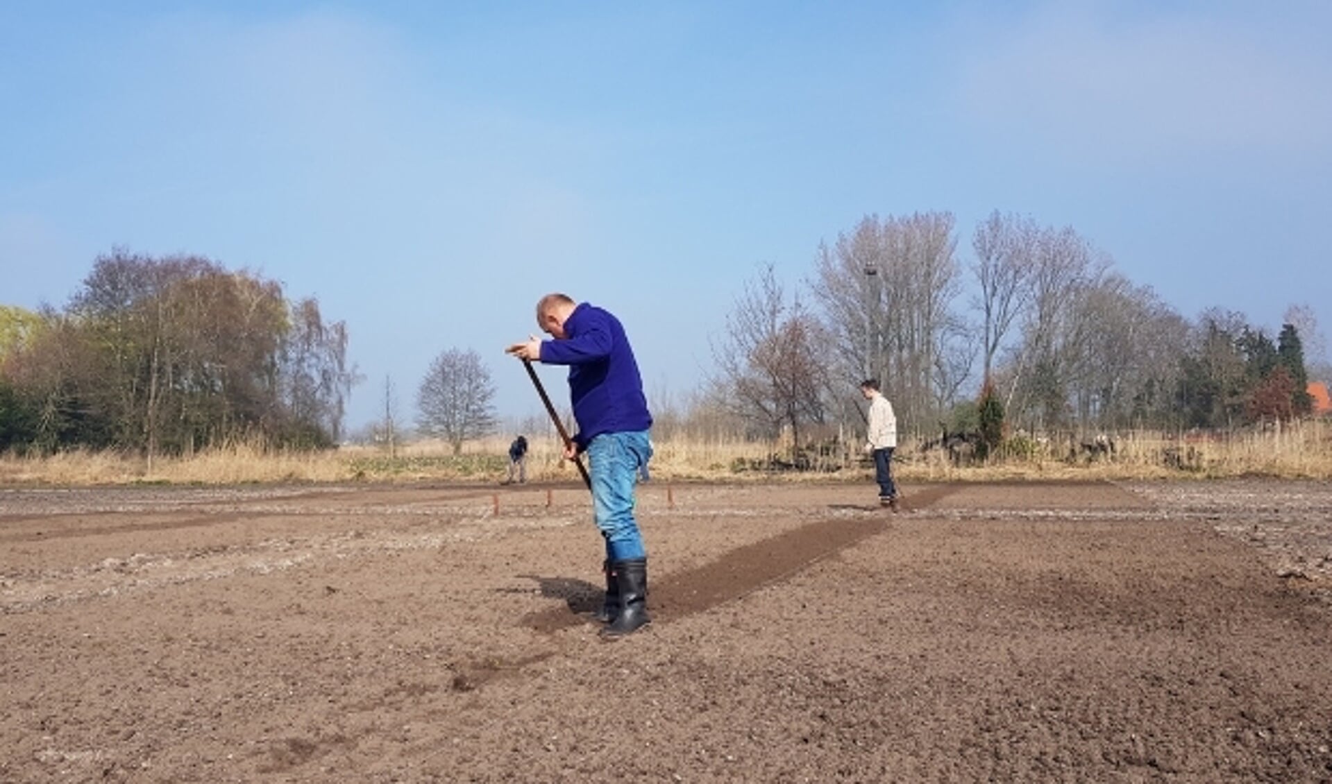 vrijwilligers aan het werk op de stadsakker