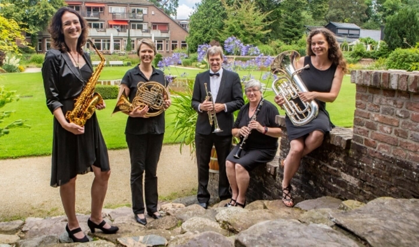 Het Bestuur van O.B.K. V.l.n.r. Eppie Bootsma, Jenny Medema, Klaas Hemstra, Joke Stam en Esther Buls.