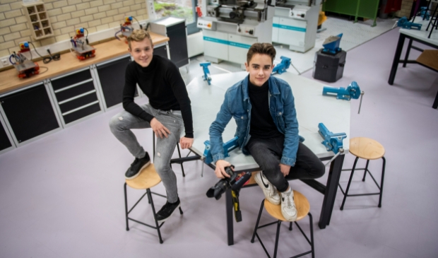 <p>Tristan van Wijngaarden (l) en Mitchel de Haas (r) maken een promotiefilmpje voor techniekhavo.</p>