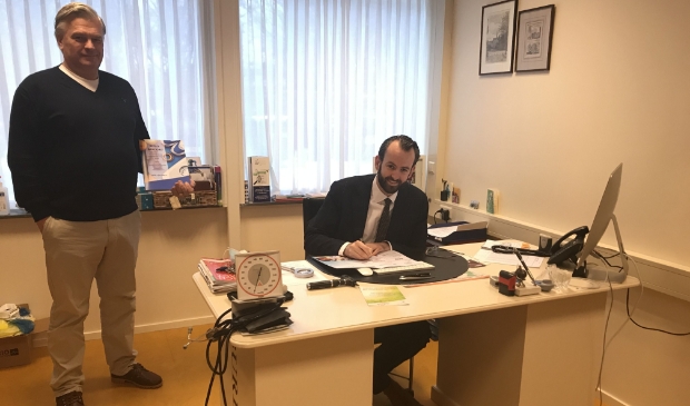 <p>Wethouder Van der Geest en bestuursvoorzitter Pons ondertekenden het regioakkoord om het leefstijlprogramma Gorinchem te realiseren</p>