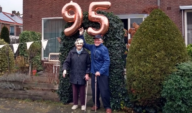 <p>Wim en Alie genieten van de muziek en de belangstelling.</p>