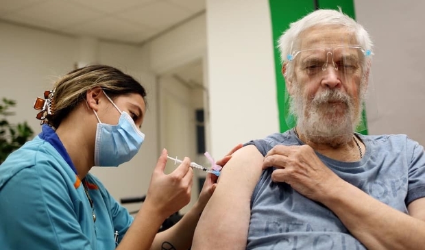 <p>Wolfgang Kriesel (73) was de eerste bewoner van De Gelderhorst die gevaccineerd werd met het coronavaccin.</p>