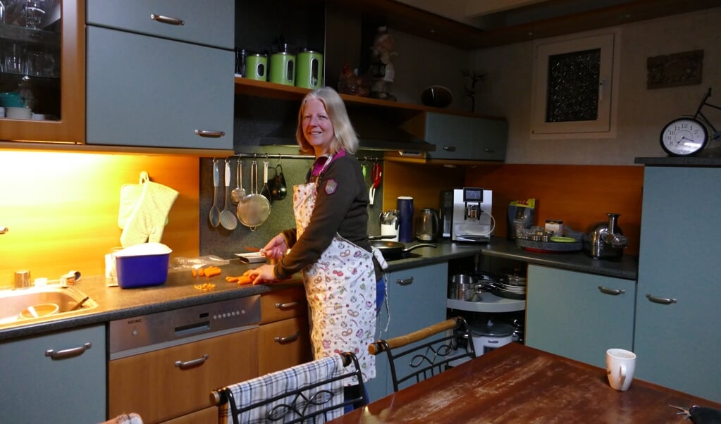 Imari de Haan aan de slag in haar eigen keuken