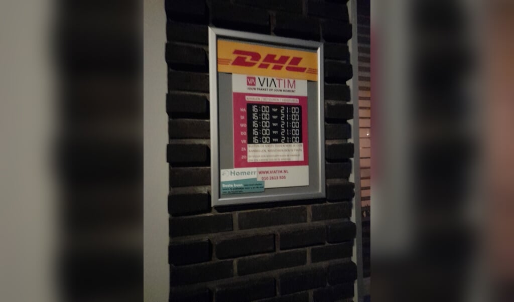 Het openingsbord naast de deur