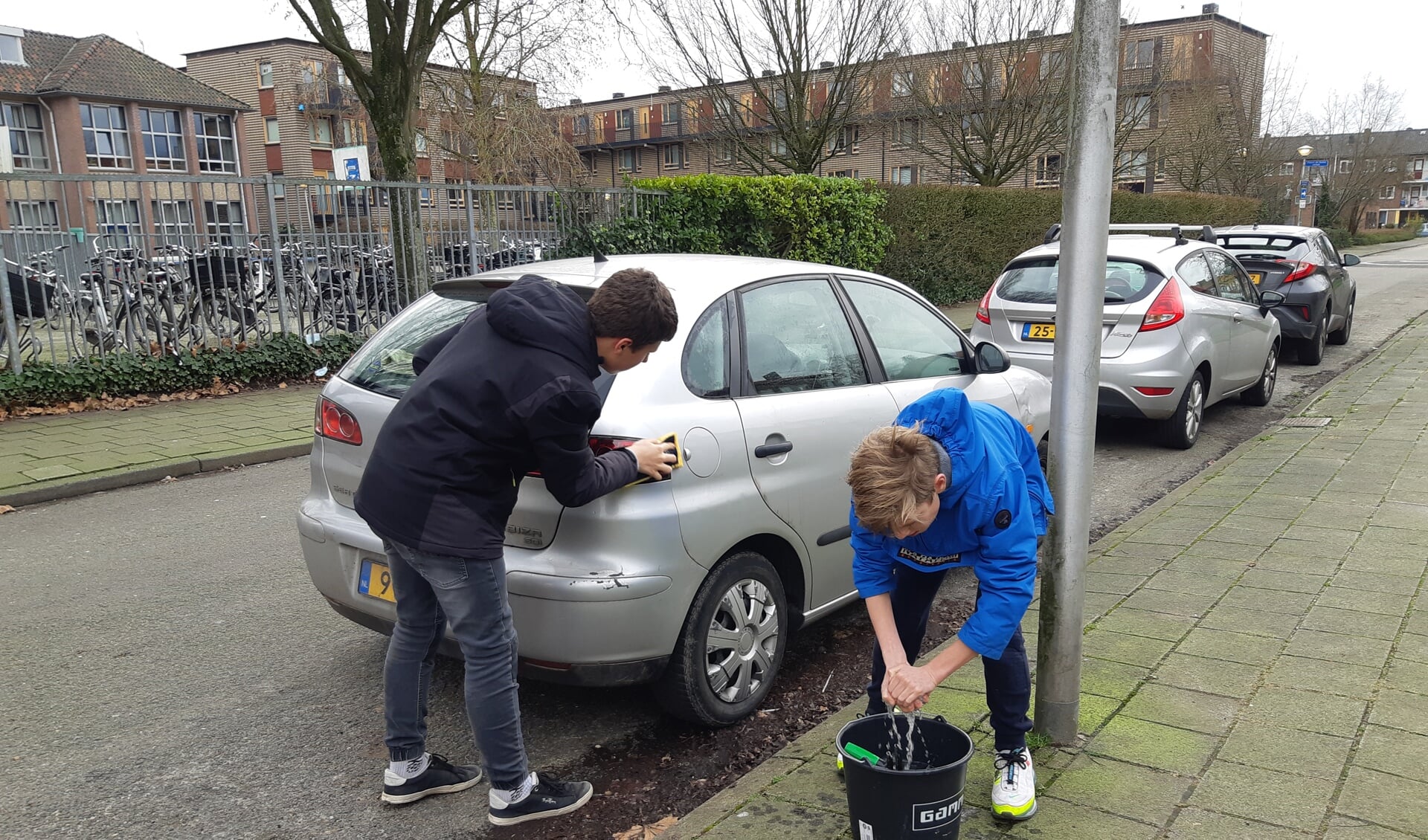 Leerlingen wassen auto’s om geld te verdienen voor het goede doel.
