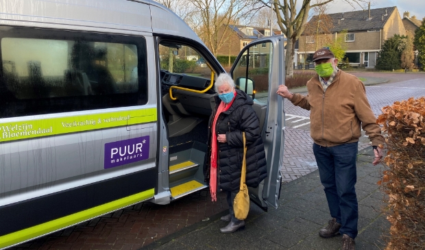 <p>Vrijwillige chauffeur Guus Braam brengt mevrouw Van der Laan naar Schiphol.&nbsp;</p>