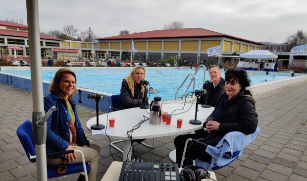 <p>Opname podcast Plons! met van links naar rechts presentator Sylvia Bakker, directeur AmstelveenSport Heleen van Ketwich Verschuur, wethouder Rob Ellermeijer en Raadslid SP Wil Roode.</p>