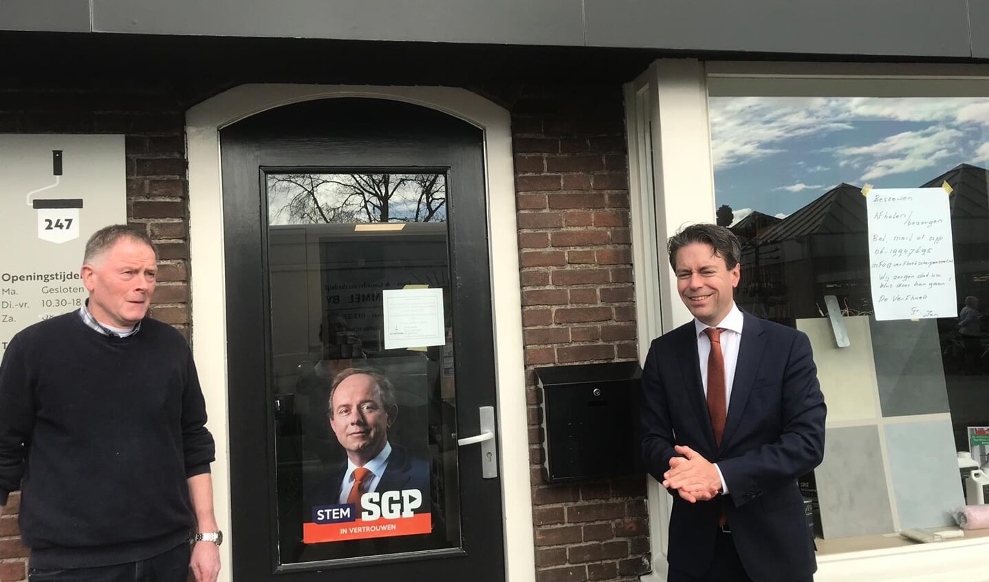 SGP-Kamerlid Chris Stoffer bezocht verfspeciaalzaak De Verfhoek en zag dat de verkiezingscampagne ook in Scherpenzeel al duidelijk begonnen is.
