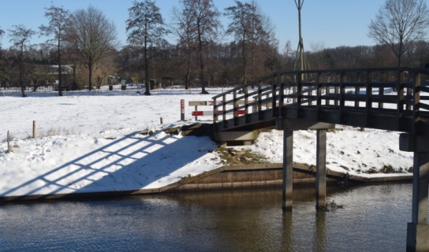 Brug over de krommerijn met op de achtergrond het ooievaarsnest.