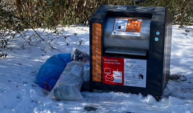 <p>Mensen kunnen hun plastic niet kwijt in Nieuw-Vennep. </p>