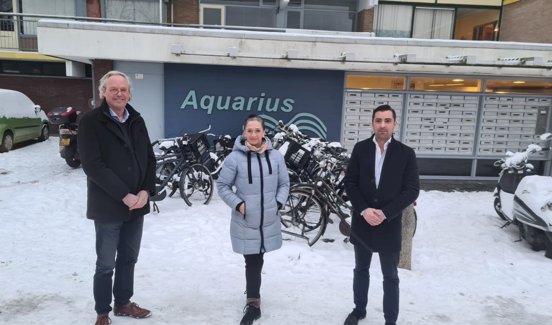 Paul Feenstra (VVD), Jacqueline Hocker (lijst Hocker) en Tawros Aslanjan (D66) bij de flat Aquarius van Eigen Haard.