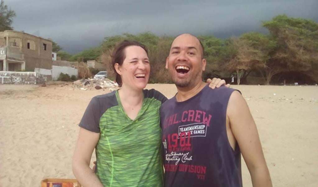 Mirjam en Dirk-Jan Baarsen op het strand in Senegal, tien kilometer van hun huis.
