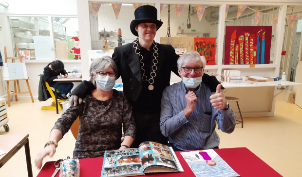 <p>Hoog bezoek voor Olga (links). </p>