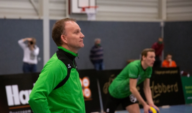 <p>Volleybaltrainer Hans Seubring (archief) kon genieten van de zege van Bielderman Koetsier/SSS.</p>