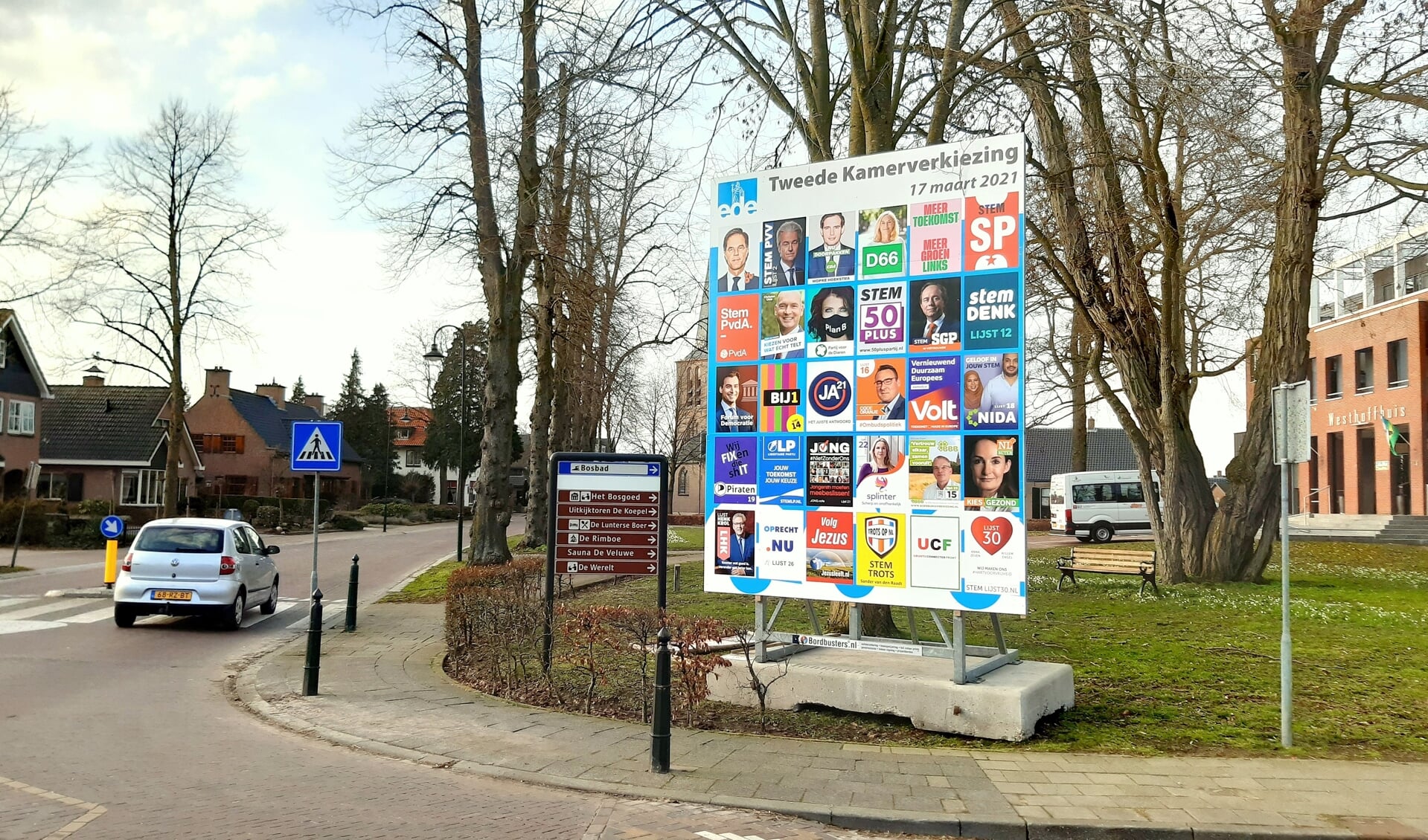 Het verkiezingsbord voor de Tweede Kamerverkiezingen nabij het Westhoffhuis in Lunteren.