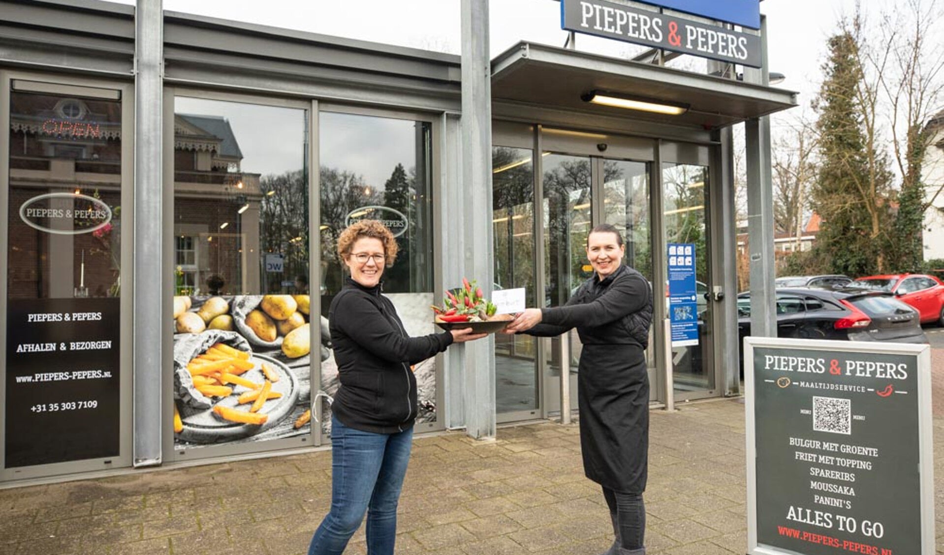 Annouk Hellegering (rechts) wordt met haar restaurant welkom geheten door Natascha Hartog van de Stationshuiskamer. 