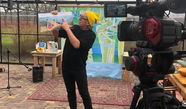 <p>Tom Meijer speelt voorstelling via live-stream.</p>