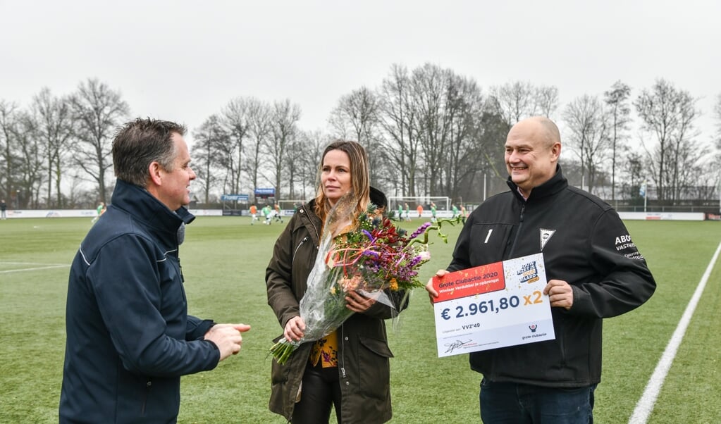 Aart Bosman en Marlies Wijma van VVZ '49 ontvangen de 'verdubbelaar' uit handen van GCA directeur Frank Molkenboer (links)