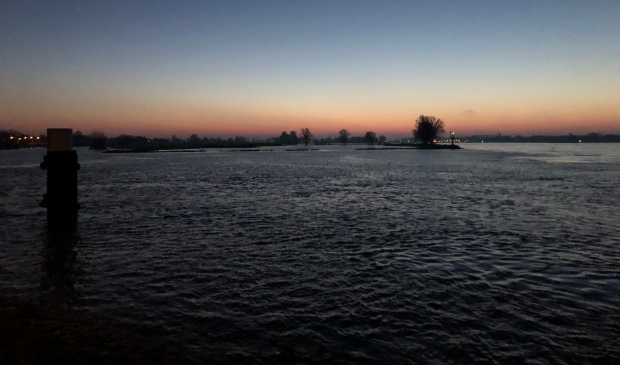 Ries Groothuis maakte deze foto vroeg op de zondagochtend, met nog bijna volle maan en nauwelijks bewolking. De zon moest nog opkomen.
Even rechts van het midden de lichtjes van Woudrichem.