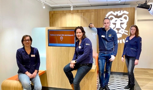 <p>De medewerkers van Primera Overhees kunnen nu in het nieuwe Servicepunt ook helpen bij veel bankzaken van ING.</p>