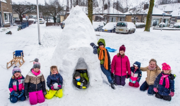 Kinderen zitten bij de Iglo