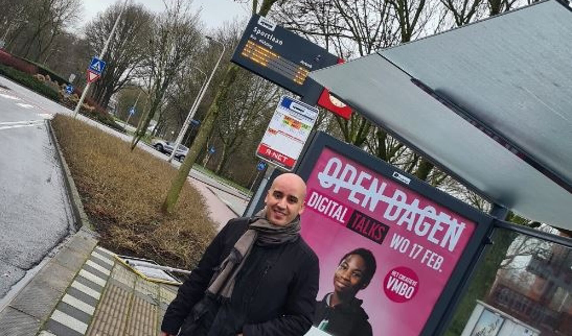 D66-gemeenteraadslid Youssef Ben Idder bij bushokje in Amstelveen. 