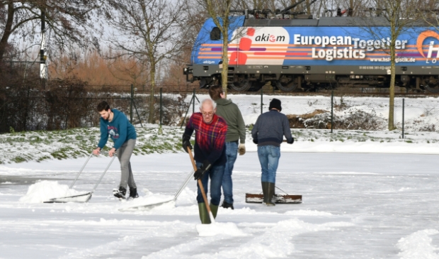 <p>De ijsbaan aan de Eemweg is de afgelopen dagen sneeuwvrij gemaakt.</p>