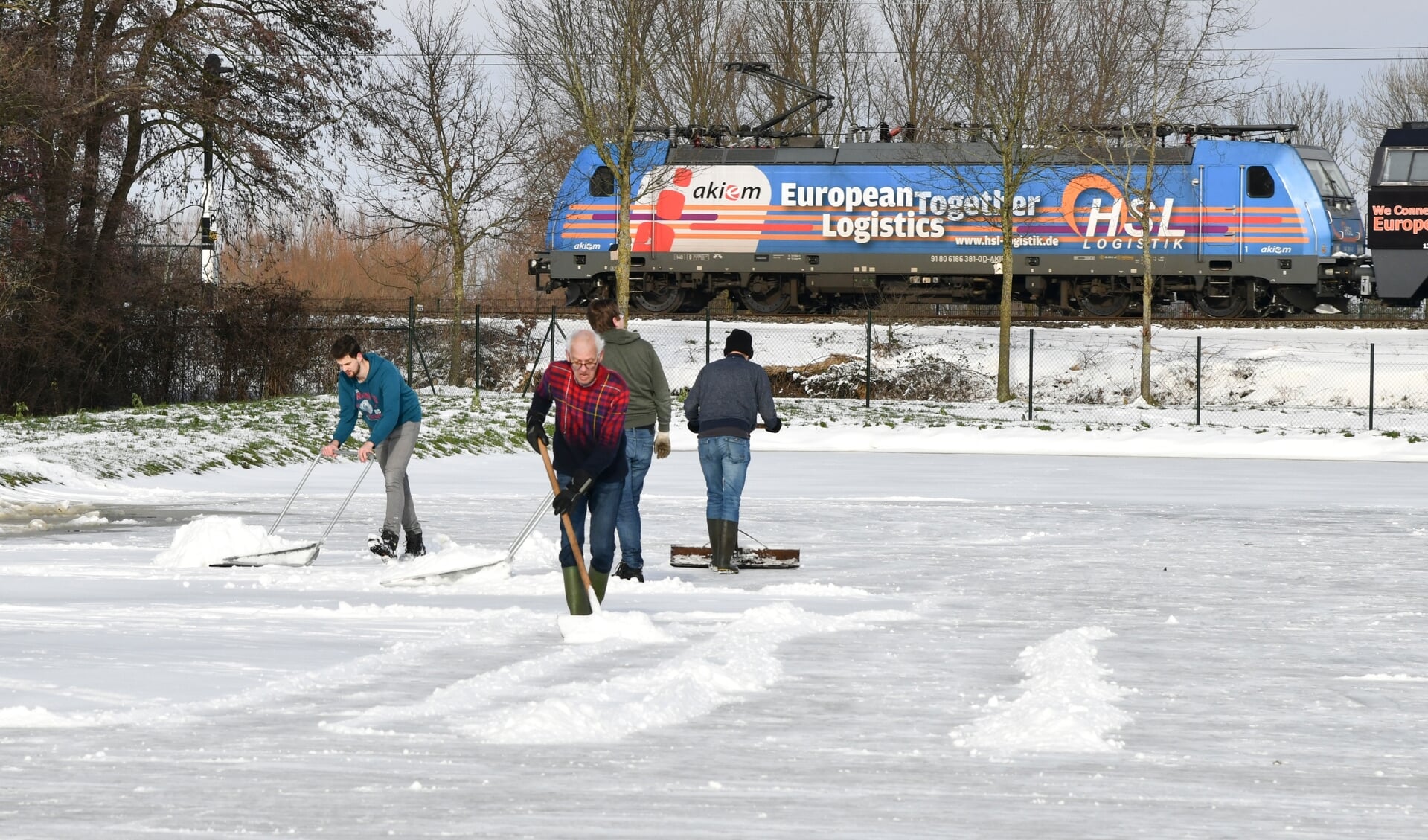 De ijsbaan aan de Eemweg is de afgelopen dagen sneeuwvrij gemaakt.