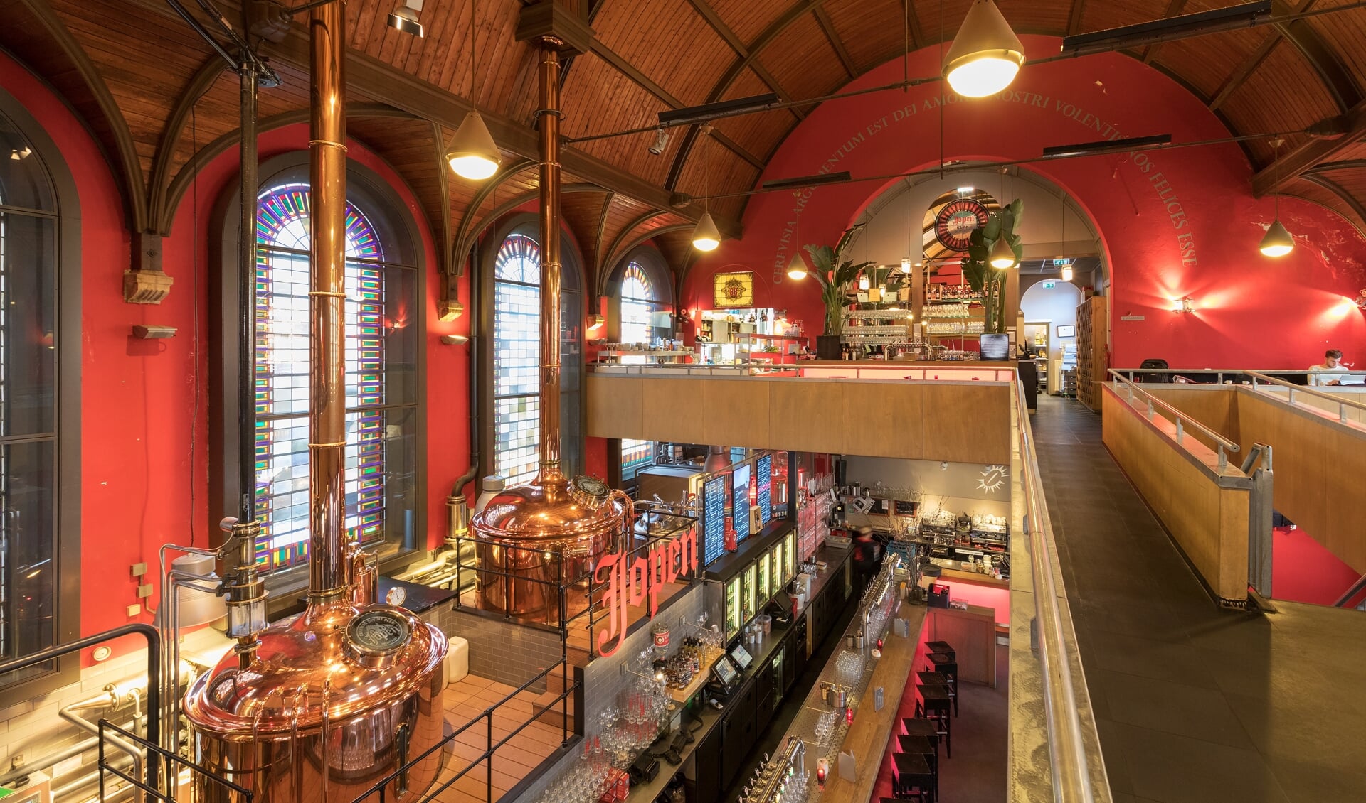 ,,Vestekerk/Jopenkerk Haarlem. Is nu brouwerij, grand-café en restaurant. Deze foto is vanaf boven gemaakt, waar je heel goed de loopbrug ziet en waar het bier wordt gebrouwen achter de bar.’’