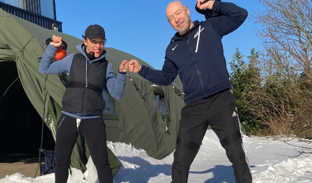 twee poserende sporters