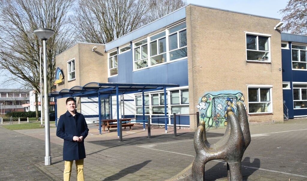 VVD-raadslid Arjen Gerritsen bij het gebouw van De Horizon aan Landtong.