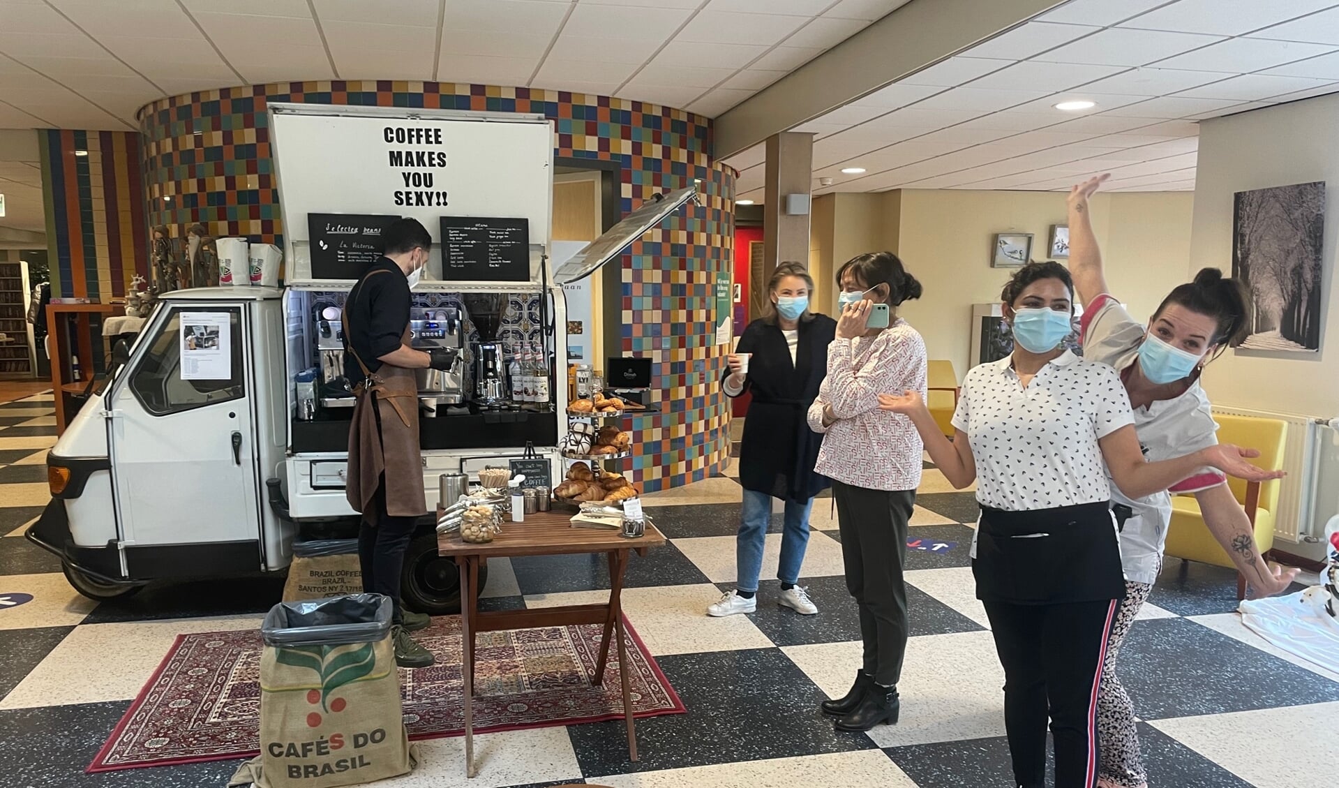 In de hal van het zorgcentrum voorziet de barista de medewerkers van warme drank.