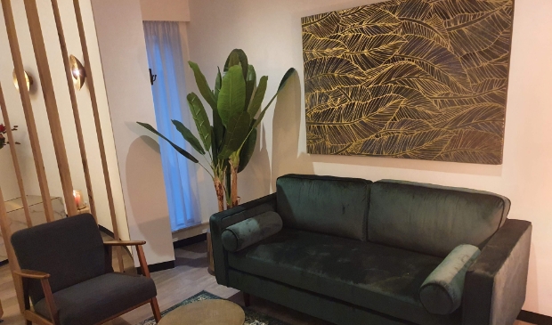 <p>De als huiskamer ingerichte familiekamer biedt alle rust voor samenzijn en afscheid in Uitvaartcentrum De Engenhof</p>