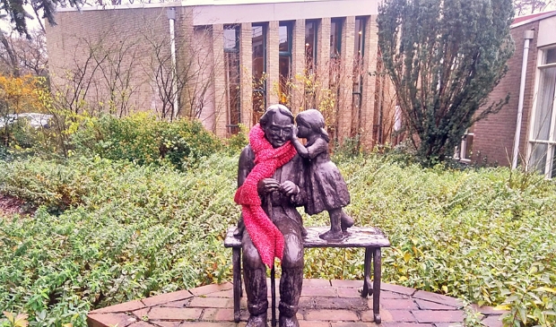 Het meisje lijkt het goede nieuws door te vertellen. Een pakkend beeld in de tuin van Amandelhof die onlangs een waardevolle terugkoppeling kreeg van de IGJ. Zorglocatie Amandelhof in Zeist van Zorggroep Charim is een mooi gesitueerde locatie waar li