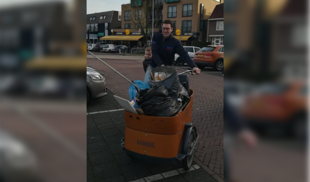 Vader van Vliet met een bakfiets vol zwerfafval.
