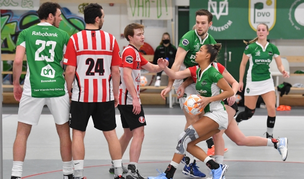 <p>Bennekom, Nederland - zaterdag 13 Februari. DVO spelers Jari Hardis en Chris van Haren kijken toe hoe Daniëlle Boadi een doorloopbal neemt tijdens de Korfbal Leaguewedstrijd DVO/Accountor en Fortuna/Delta Logistiek, uitslag 18-21. (Photo by Hans Bömer / @hansbomer_korfbalfotografie)</p>