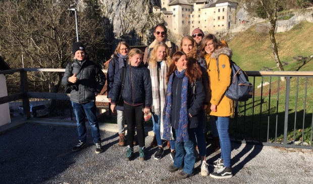 <p>Leerlingen en docenten van het Pallas Athene College tijdens de uitwisseling naar Slovenië in 2019. Achteraan in het midden staat Joep Kusters.</p>