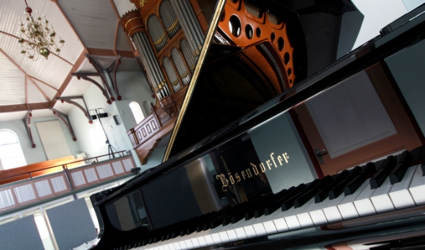 De beroemde Bösendorfer Imperial vleugel in de Edesche Concertzaal kan eindelijk weer onder de beschermhoes vandaan worden gehaald.