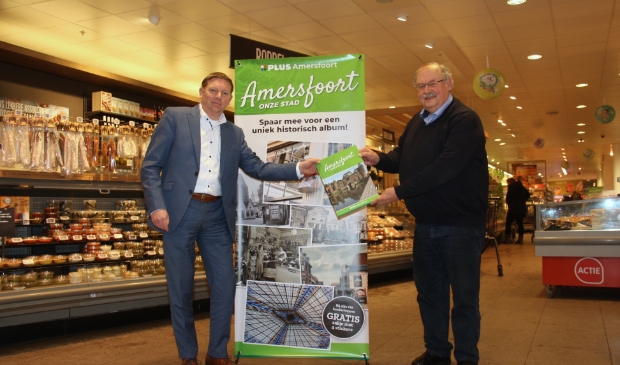 <p>Merijn van Elsäcker (l) en Jan Carel van Dijk (r) zijn beiden blij met het boek.</p>