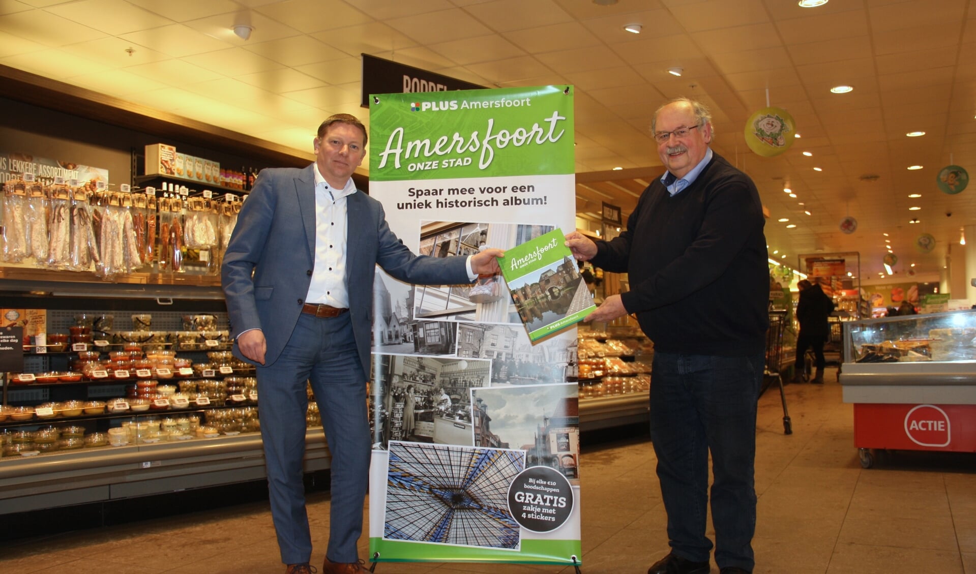 Merijn van Elsäcker (l) en Jan Carel van Dijk (r) zijn beiden blij met het boek.