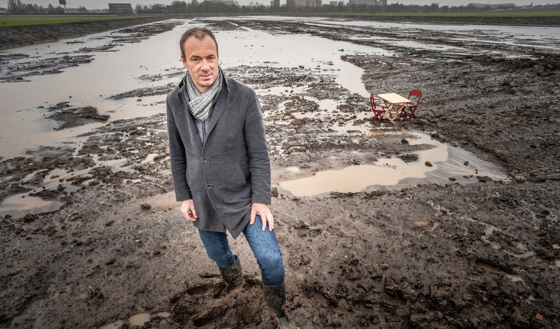 Edwin Versluis, projectleider bij de gemeente Sliedrecht, heeft tijdens het poseren voor de foto ondervonden hoe modderig het veld nu nog is.