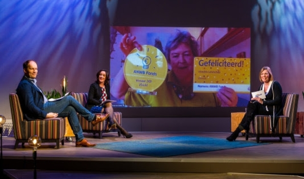 <p>V.l.n.r. Sytse vd Wal, mevrouw Zuidema en Marga de Jager, directeur merk en leden ANWB. Op het beeldscherm de winnaar van Utrecht.</p>