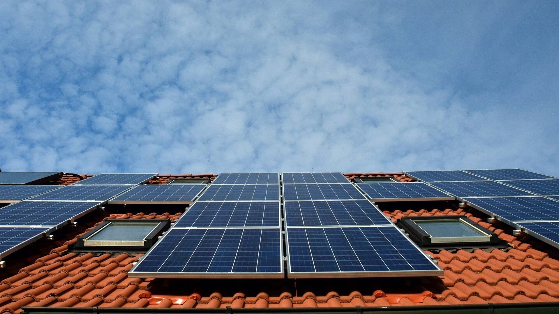 Ondernemers op Remmerden willen zonnepanelen plaatsen, maar het elektriciteitsnetwerk heeft onvoldoende capaciteit om de opgewekte stroom terug te leveren. 